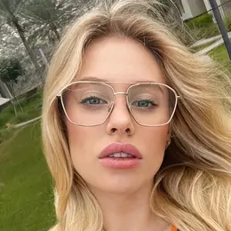 Ashley из Москвы и ищу девушку для секса на одну ночь