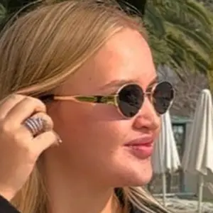 Я Лена, 19, из Омска, ищу знакомство для совместных путешествий