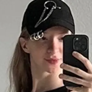 Я Асия, 22, ищу парня для общения из Москвы